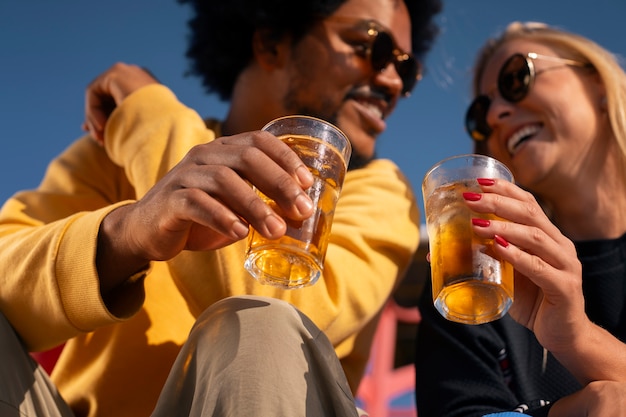 Orang-orang menikmati minuman guarana di luar ruangan