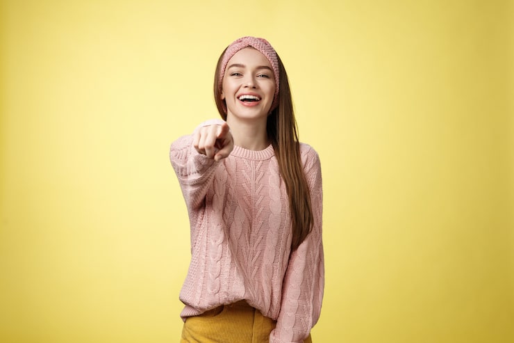 Photo Gratis pacar eropa muda yang menawan dan menawan mengejek bersenang-senang dengan seseorang yang menunjuk jari ke ca...