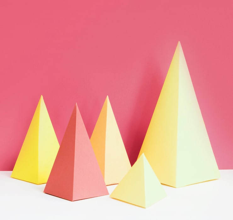Foto gratuito pack de formas geométricas triangulares de papel