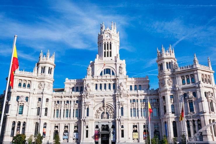 Foto gratuito el palacio de cibeles es el más destacado de los edificios de la plaza de cibeles en madrid, españa