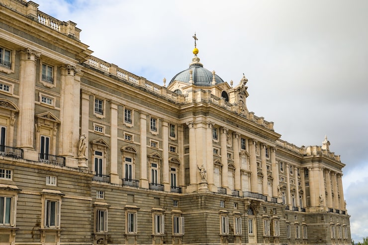 Foto gratuito palacio real de madrid, españa en un día sombrío
