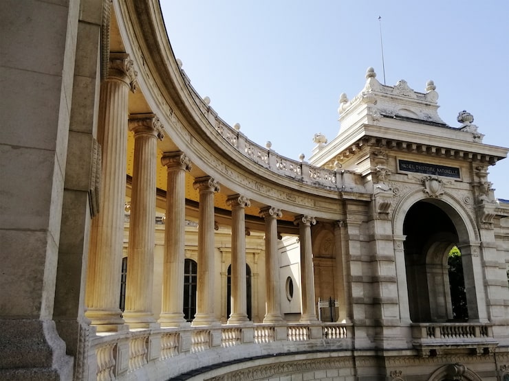 Foto gratuito palais longchamp bajo un cielo azul y la luz del sol en marsella en francia
