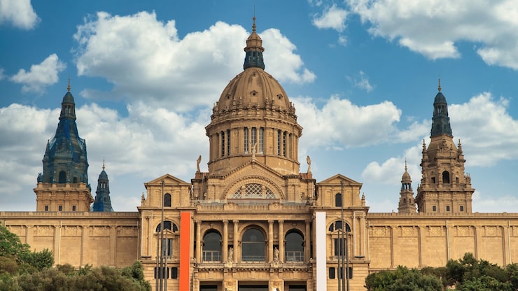 Foto gratuito el palau nacional de barcelona, españa. cielo nublado