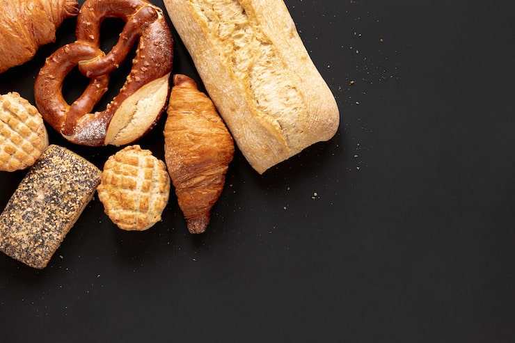 Foto gratuito pan y deliciosos croissants con espacio de copia