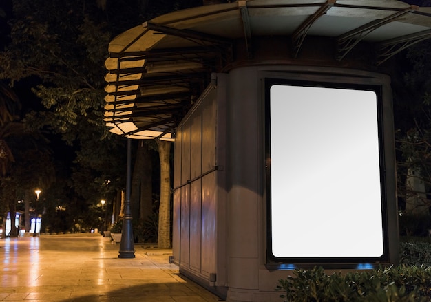 Foto gratuito panel de publicidad blanco en blanco en la ciudad
