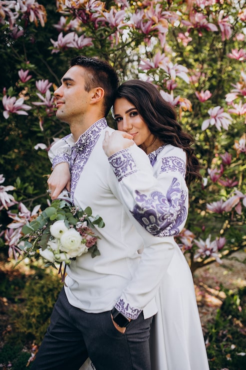 Foto gratuito pareja abrazándose en el bosque