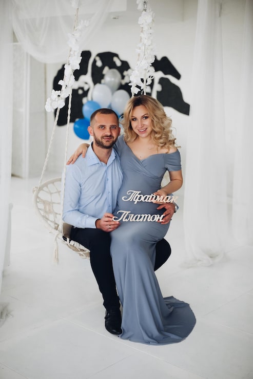 Foto gratuito pareja hombre guapo y mujer embarazada tomando autorretrato