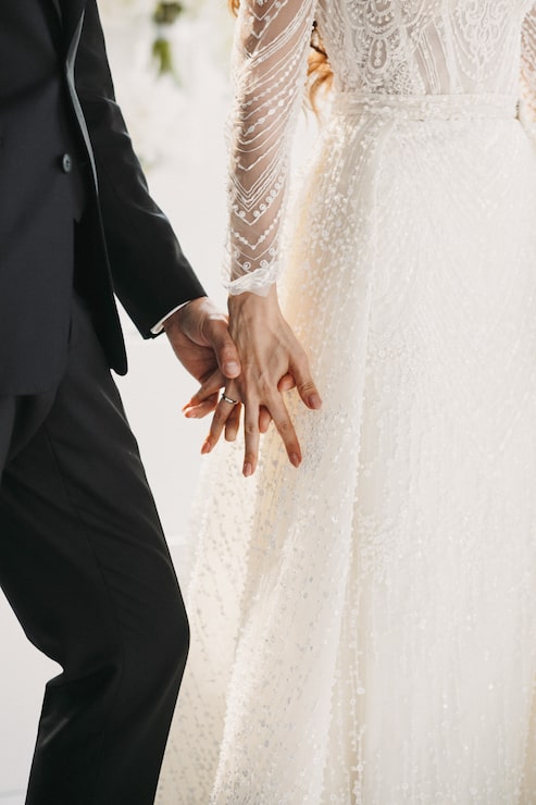 Photo Gratis pasangan pengantin bergandengan tangan