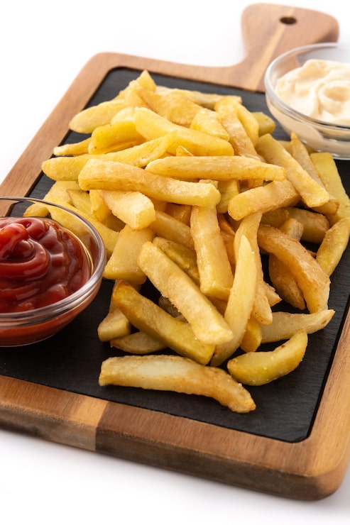 Foto gratuito patatas fritas con ketchup y mahonesa