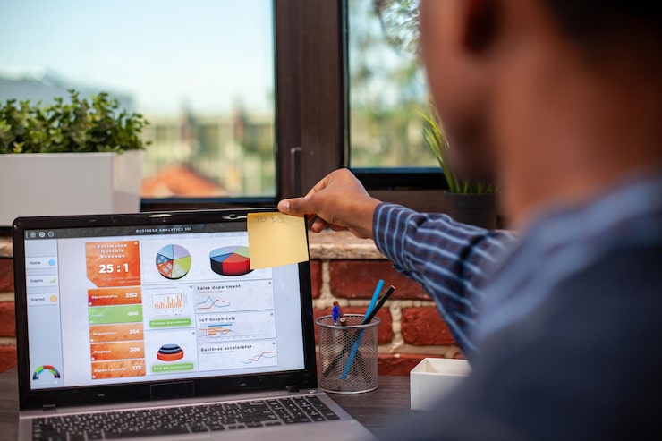Photo Gratis pekerja kantor mengatur pengingat proyek