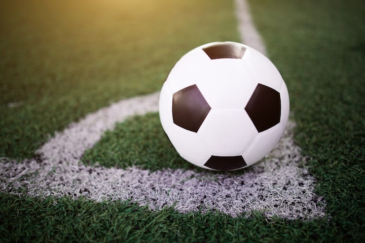 Foto gratuito pelota de fútbol en la línea blanca en el estadio