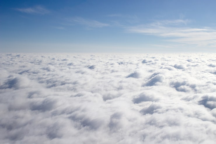 Photo Gratis pemandangan dari pesawat di atas penutup awan tertutup, sepertiga langit