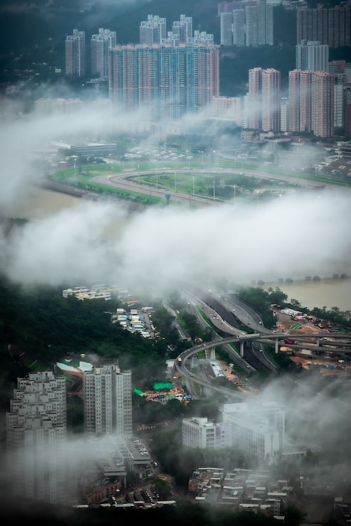 Photo Gratis pemandangan udara kota hong kong kong yang memukau melalui awan