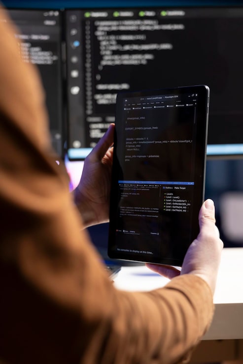 Photo Gratis pemrogram teleworking mendesain dan mengembangkan perangkat lunak menggunakan tablet