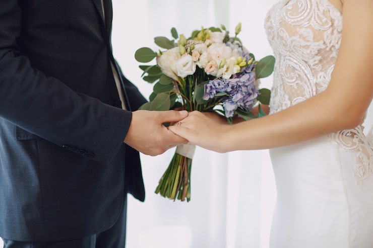 Photo Gratis pengantin wanita muda dan cantik berdiri bersama suaminya