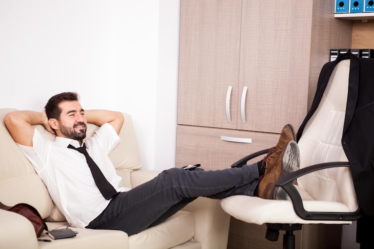 Photo Gratis pengusaha bekerja di kantor di sofa menghabiskan waktu kerja yang lama. pebisnis dalam lingkungan profesional
