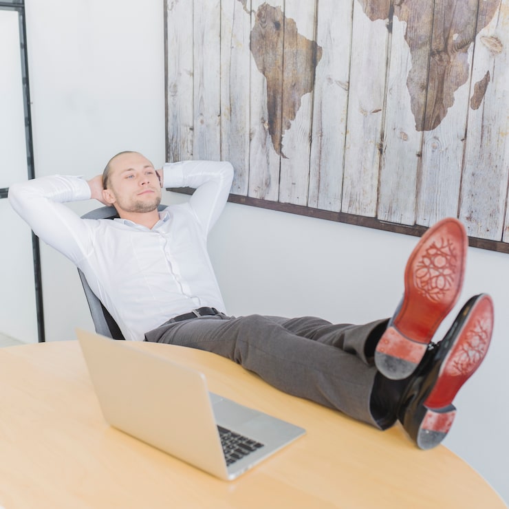 Photo Gratis pengusaha bersantai di kantor