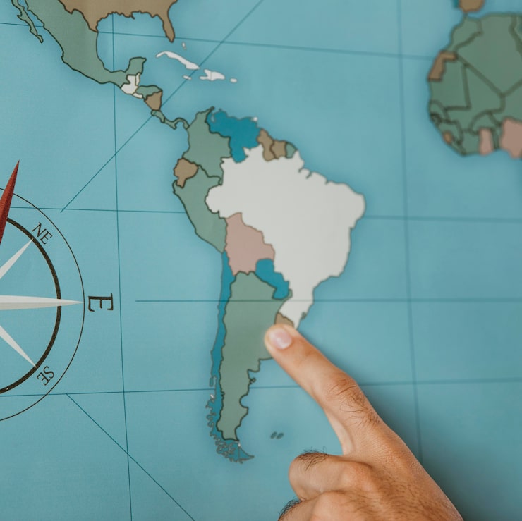 Foto gratuito persona apuntando a américa del sur en el mapa