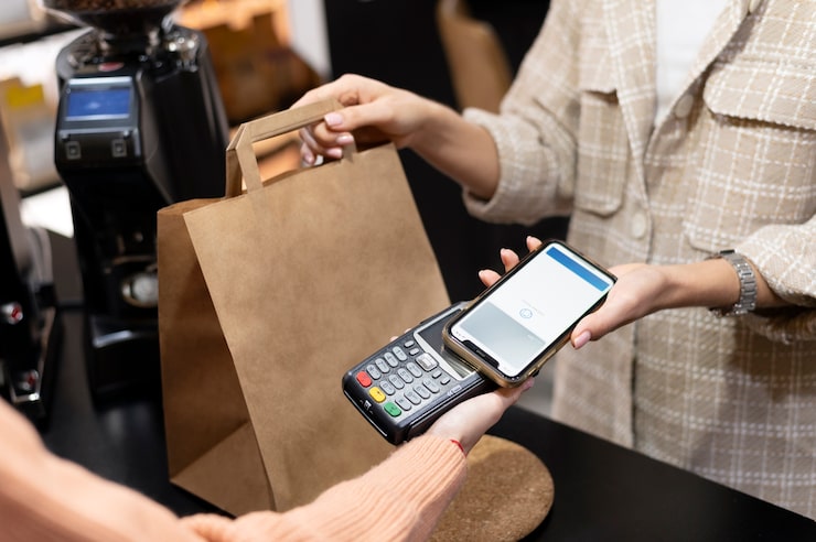 Foto gratuito persona que paga con su aplicación de billetera para teléfono inteligente