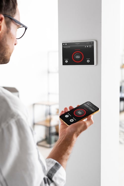 Foto gratuito persona que usa un teléfono inteligente en su hogar automatizado