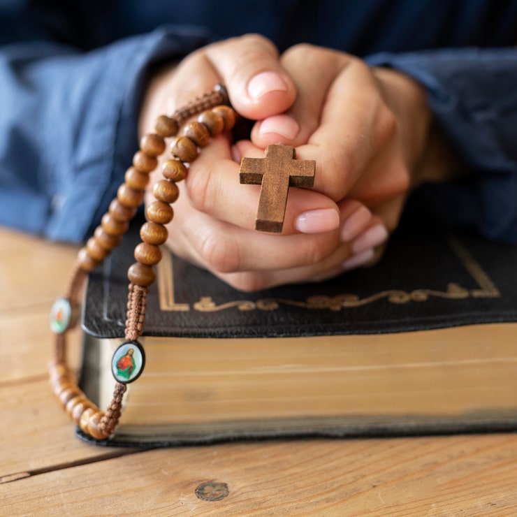 Foto gratuito persona sosteniendo el rosario en las manos y rezando