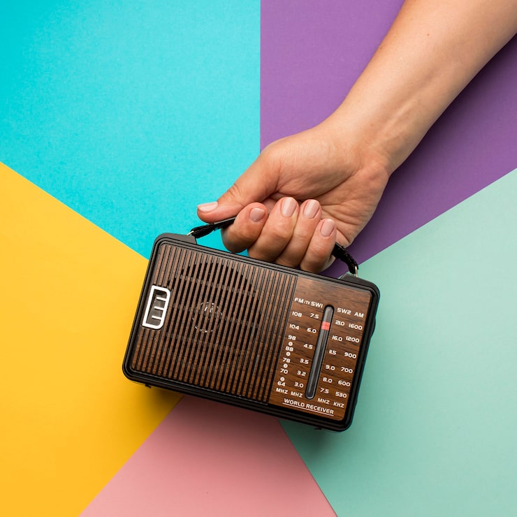 Foto gratuito persona titular de receptor de radio de transmisión retro