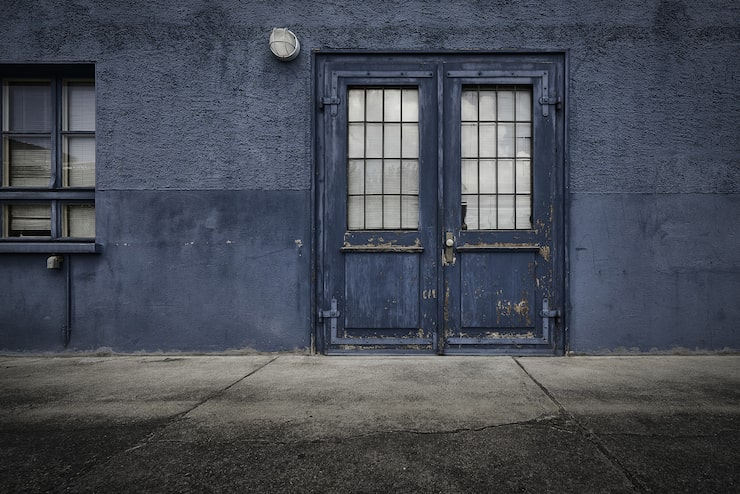 Photo Gratis pintu kayu tua dari bangunan biru pada siang hari