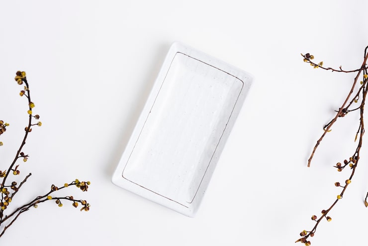 Photo Gratis piring putih dalam gaya flat lay dengan bunga kering