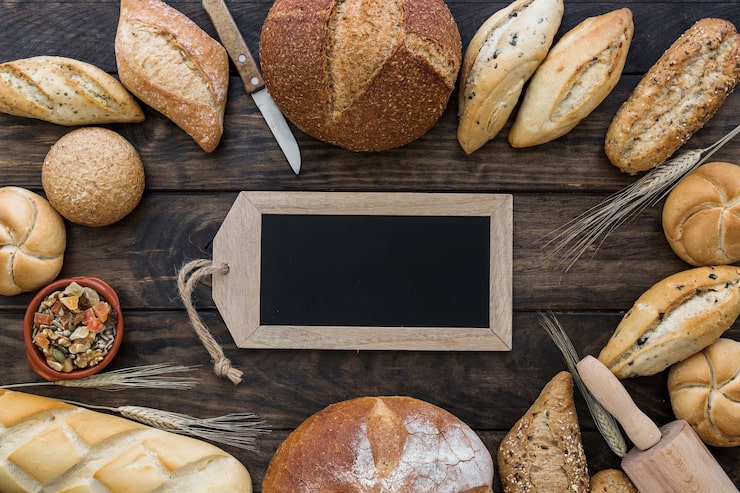 Foto gratuito pizarra y panadería en la mesa