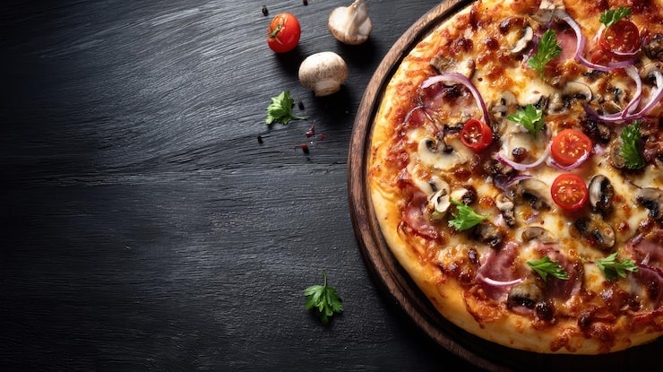 Foto gratuito pizza deliciosa con champiñones, cebollas y tomates sobre fondo oscuro