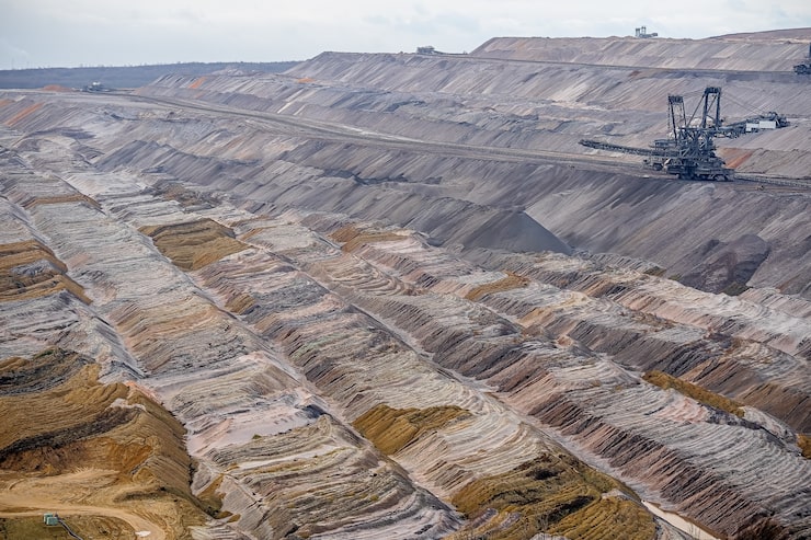 Foto gratuito plano amplio de un campo minero con estructura industrial.