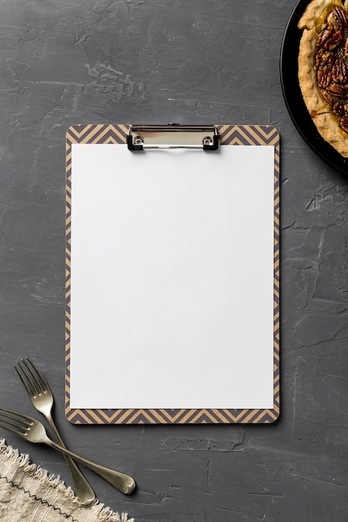 Foto gratuito plano de menú en blanco con tenedores y tela