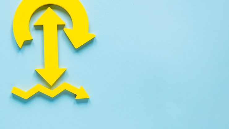 Foto gratuito plano pone flechas amarillas sobre fondo azul con espacio de copia