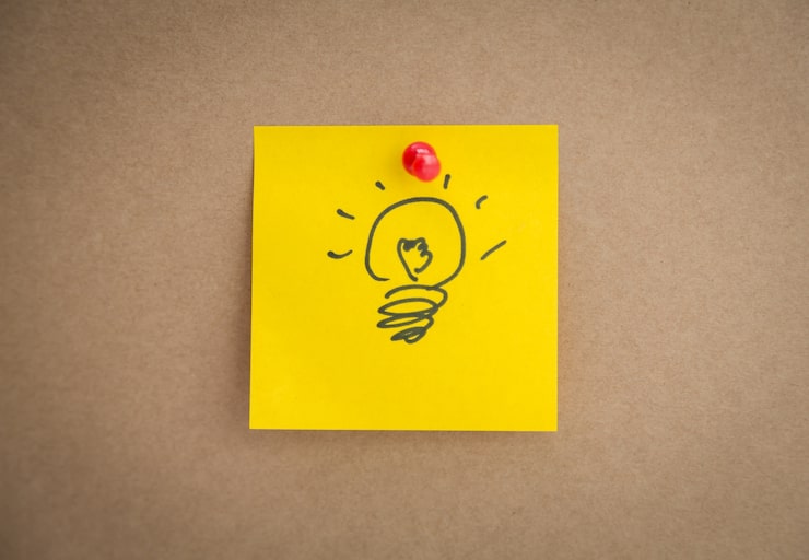 Foto gratuito post-it amarillo con una bombilla dibujada