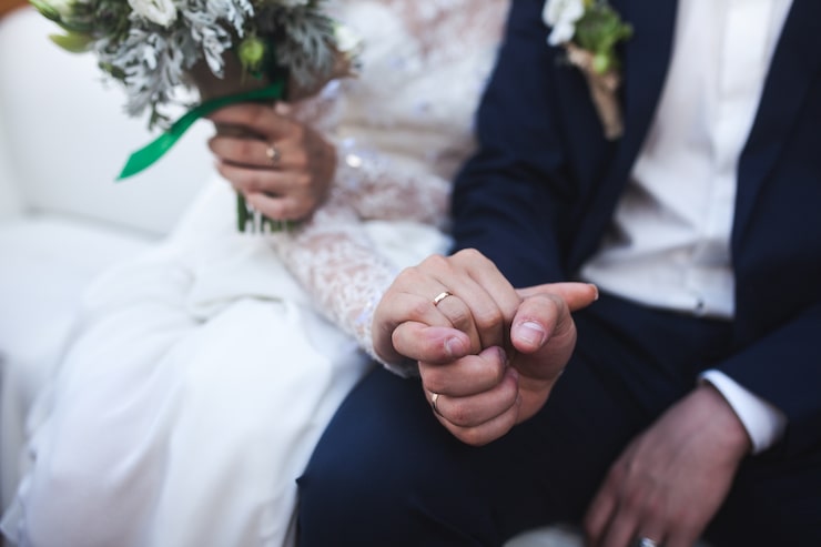 Photo Gratis potong gambar tangan pengantin wanita dan pria