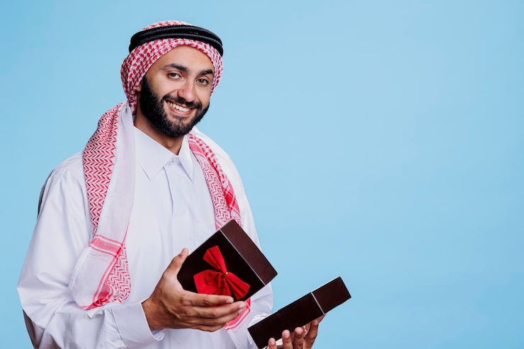 Photo Gratis potret arab tersenyum membuka kotak hadiah