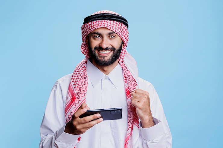 Photo Gratis potret pria muslim bermain game online