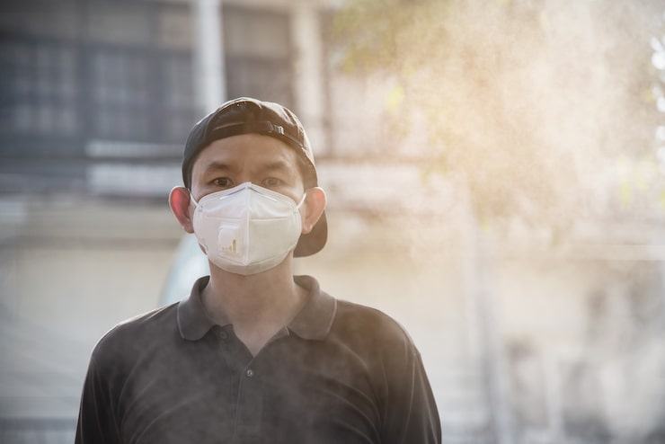 Photo Gratis pria memakai masker melindungi di lingkungan polusi udara