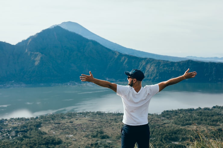 Photo Gratis pria muda dengan janggut dan ransel berpose di hutan dengan topi