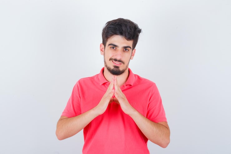 Photo Gratis pria muda dengan kaus membuat isyarat atap rumah dan terlihat imut, tampilan depan.