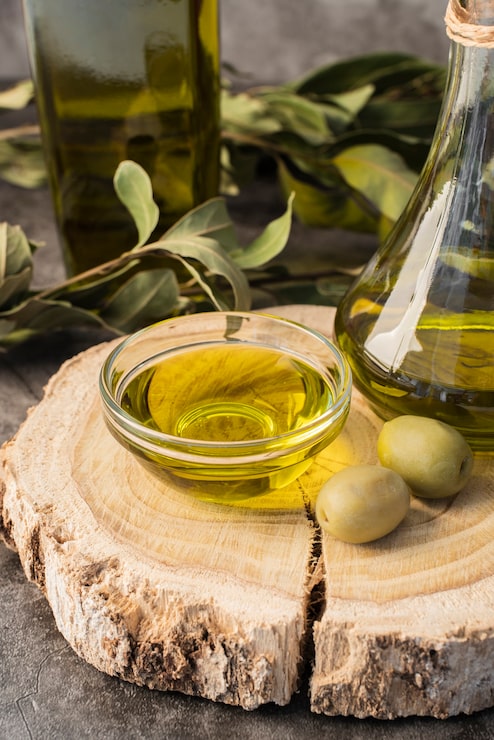 Foto gratuito primer plano de aceite de oliva orgánico y aceitunas