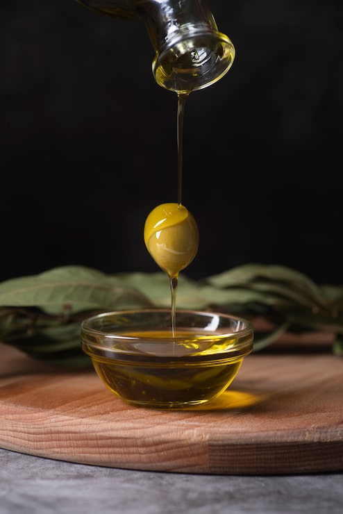 Foto gratuito primer plano de aceite sumergido en un tazón