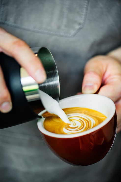 Foto gratuito primer plano de barista haciendo arte latte