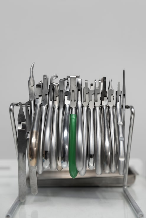 Foto gratuito un primer plano de los instrumentos dentales