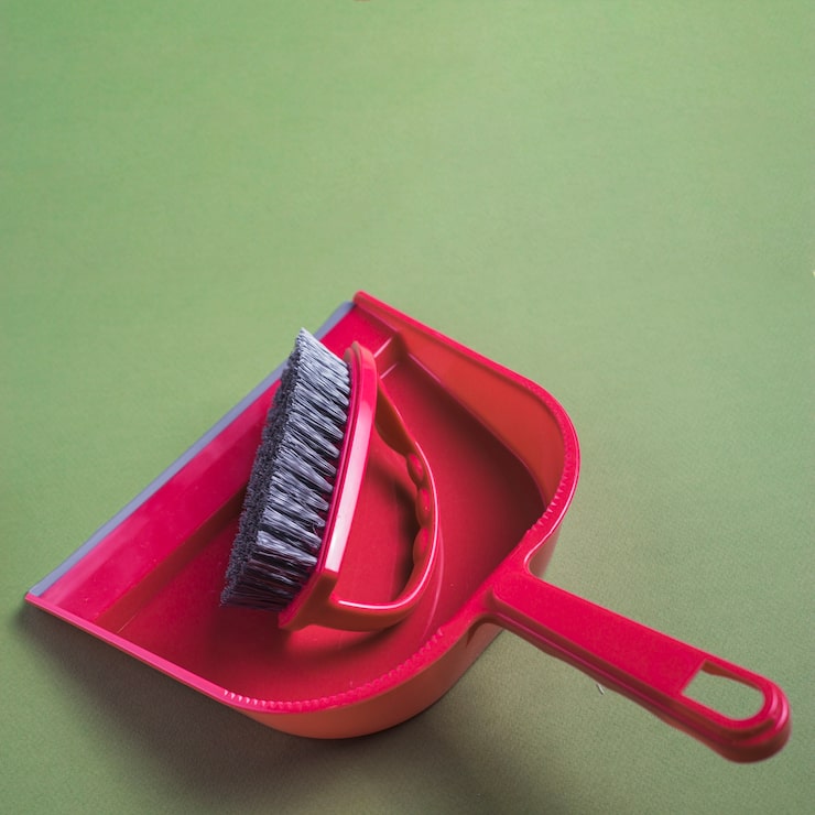 Foto gratuito primer plano de recogedor y cepillo rojo
