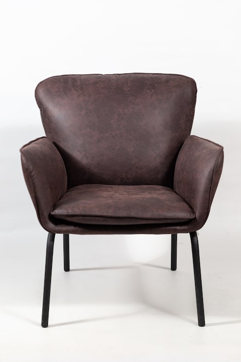 Foto gratuito un primer plano de un sillón de cuero marrón oscuro