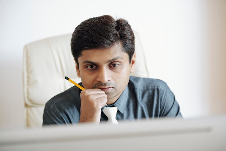 Photo Gratis programmer yang bekerja di kantor