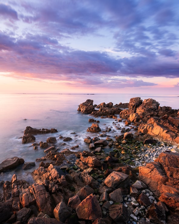Foto gratuito puesta de sol con hermosas nubes cerca de fort pembroke en guernsey.