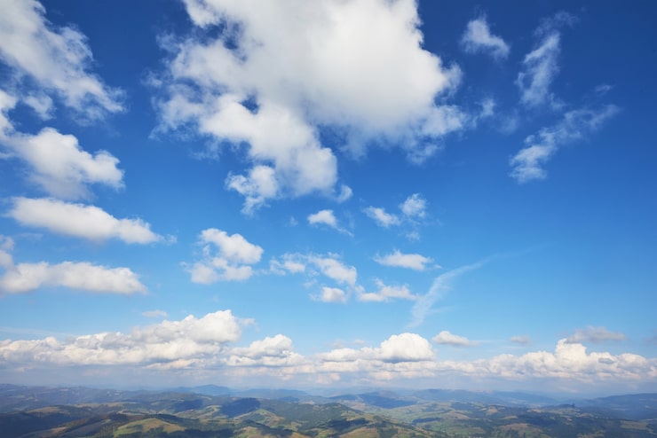 Foto gratuito puesta de sol con rayos de sol, cielo con nubes y sol.