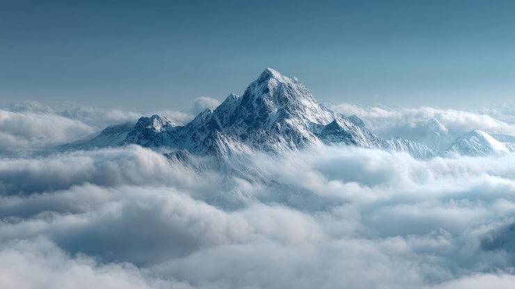 Photo Gratis puncak gunung bersalju yang megah di atas awan